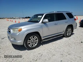 2011 Toyota 4Runner SR5 z VIN JTEZU5JR8B5028538, wystawiony jako Copart lot #51242735 z przebiegiem 158 149 mil mil oraz Czysty tytuł • Clean title. Historia ofert i sprzedaży dostępna na DreamBid. Obrazek 1.