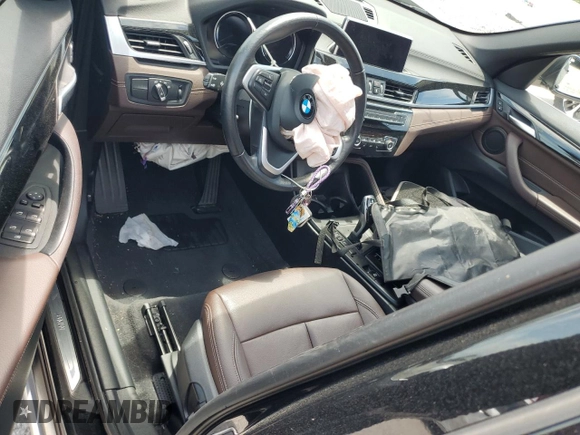 2021 BMW X1 sDrive28i z VIN WBXJG7C05M5U10504, wystawiony jako Copart lot #58708935 z przebiegiem 25 180 mil mil oraz Nie do naprawy • Non repairable. Historia ofert i sprzedaży dostępna na DreamBid. Obrazek 8.