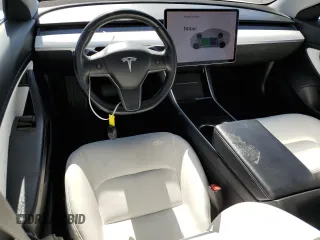 2018 Tesla Model 3 Long Range Battery z VIN 5YJ3E1EB7JF096808, wystawiony jako Copart lot #56592705 z przebiegiem 30 883 mil mil oraz Szkody całkowita. Historia ofert i sprzedaży dostępna na DreamBid. Obrazek 8.