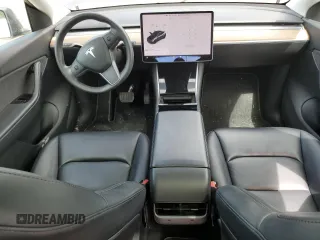 2021 Tesla Model Y Long Range z VIN 5YJYGDEE9MF067651, wystawiony jako Copart lot #55758165 z przebiegiem 61 348 mil mil oraz Czysty tytuł • Clean title. Historia ofert i sprzedaży dostępna na DreamBid. Obrazek 8.