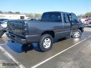2000 Chevrolet Silverado 1500 LS with VIN 1GCEK19T2YE108024, listed as a IAAI auction lot 41880064 with 299,240 mi miles. Bid and sale history available at carsss.com. Image 4.