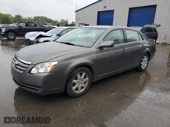 2005 Toyota Avalon XL z VIN 4T1BK36BX5U017137, wystawiony jako Copart lot #57623495 z przebiegiem 130 875 mil mil oraz Szkoda całkowita • Salvage title. Historia ofert i sprzedaży dostępna na DreamBid. Obrazek 1.