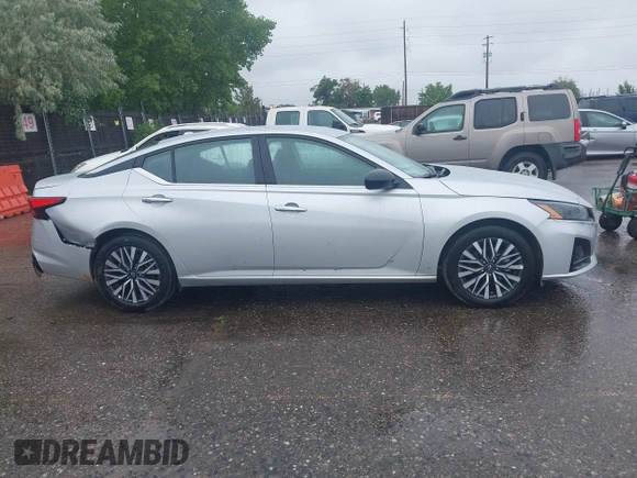 2025 Nissan Altima SV z VIN 1N4BL4DV0SN366601, wystawiony jako IAAI lot #42405749 z przebiegiem 4 790 mil mil oraz . Historia ofert i sprzedaży dostępna na DreamBid. Obrazek 13.
