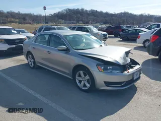 2013 Volkswagen Passat SE z VIN 1VWBP7A3XDC049293, wystawiony jako IAAI lot #41505364 z przebiegiem 112 361 mil mil oraz . Historia ofert i sprzedaży dostępna na DreamBid. Obrazek 1.
