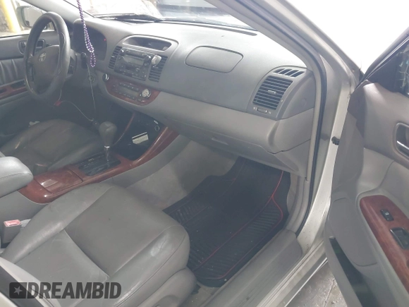 2002 Toyota Camry XLE z VIN 4T1BF30K32U009695, wystawiony jako IAAI lot #42376626 z przebiegiem 291 800 mil mil oraz . Historia ofert i sprzedaży dostępna na DreamBid. Obrazek 5.