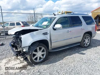 2010 Cadillac Escalade Luxury z VIN 1GYUKBEF1AR269054, wystawiony jako IAAI lot #39255908 z przebiegiem 96 965 mil mil oraz . Historia ofert i sprzedaży dostępna na DreamBid. Obrazek 18.