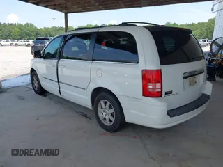 2010 Chrysler Town & Country Touring z VIN 2A4RR5D18AR188314, wystawiony jako IAAI lot #42290075 z przebiegiem 174 120 mil mil oraz . Historia ofert i sprzedaży dostępna na DreamBid. Obrazek 3.