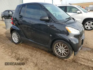 2011 Smart fortwo Pure z VIN WMEEJ3BAXBK435272, wystawiony jako Copart lot #57321974 z przebiegiem 126 785 mil mil oraz Czysty tytuł • Clean title. Historia ofert i sprzedaży dostępna na DreamBid. Obrazek 4.