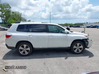2013 Toyota Highlander Limited z VIN 5TDDK3EH2DS217645, wystawiony jako IAAI lot #42370991 z przebiegiem 90 054 mil mil oraz . Historia ofert i sprzedaży dostępna na DreamBid. Obrazek 13.