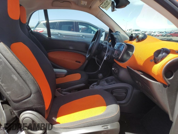 2016 Smart fortwo Passion z VIN WMEFJ5DA6GK075566, wystawiony jako Copart lot #56606935 z przebiegiem 47 733 mil mil oraz Szkody całkowita. Historia ofert i sprzedaży dostępna na DreamBid. Obrazek 10.