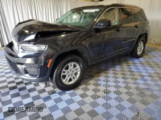 2023 Jeep Grand Cherokee Laredo z VIN 1C4RJHAG7P8866871, wystawiony jako Copart lot #58341235 z przebiegiem 48 737 mil mil oraz Szkoda całkowita • Salvage title. Historia ofert i sprzedaży dostępna na DreamBid. Obrazek 1.