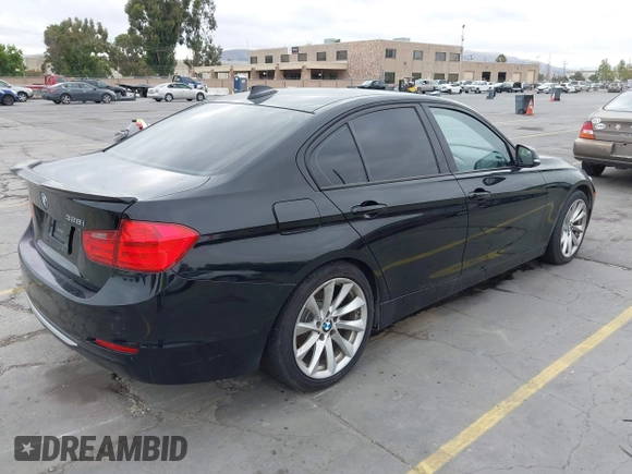 2013 BMW 3 Series 328i z VIN WBA3C1G52DNR47221, wystawiony jako IAAI lot #42818436 z przebiegiem 131 021 mil mil oraz . Historia ofert i sprzedaży dostępna na DreamBid. Obrazek 4.