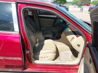 2006 Cadillac DTS 1SC z VIN 1G6KD57YX6U188066, wystawiony jako IAAI lot #42300335 z przebiegiem 110 774 mil mil oraz . Historia ofert i sprzedaży dostępna na DreamBid. Obrazek 5.