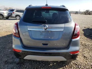 2020 Buick Encore Essence z VIN KL4CJGSB0LB045718, wystawiony jako Copart lot #43017415 z przebiegiem 21 880 mil mil oraz Szkody całkowita. Historia ofert i sprzedaży dostępna na DreamBid. Obrazek 6.