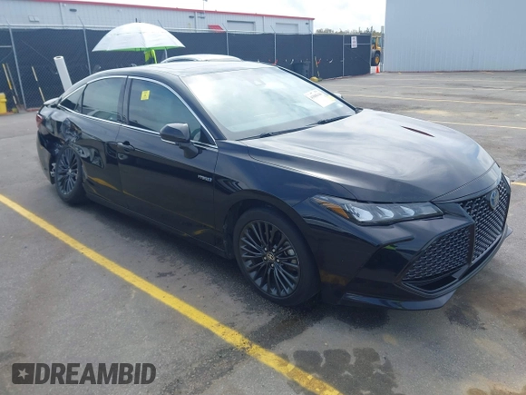 2021 Toyota Avalon Hybrid XSE z VIN 4T1EA1AB2MU002741, wystawiony jako IAAI lot #41865444 z przebiegiem 141 196 mil mil oraz . Historia ofert i sprzedaży dostępna na DreamBid. Obrazek 1.