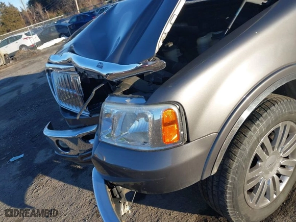 2007 Lincoln Mark LT with VIN 5LTPW16557FJ03103, listed as a IAAI auction lot 41445407 with 118,083 mi miles. Bid and sale history available at carsss.com. Image 6.