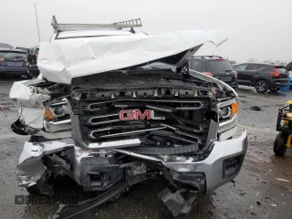2018 GMC Sierra 2500HD z VIN 1GT12REG1JF126729, wystawiony jako Copart lot #84289454 z przebiegiem Nie podano mil oraz Szkoda całkowita • Salvage title. Historia ofert i sprzedaży dostępna na DreamBid. Obrazek 5.