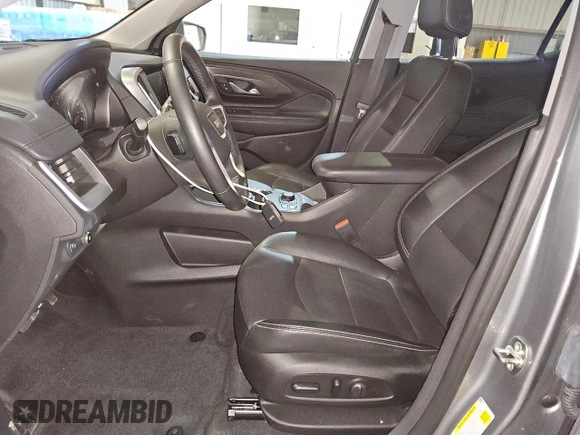 2024 GMC Terrain SLT z VIN 3GKALPEGXRL266785, wystawiony jako Copart lot #46712415 z przebiegiem 19 915 mil mil oraz Czysty tytuł • Clean title. Historia ofert i sprzedaży dostępna na DreamBid. Obrazek 7.
