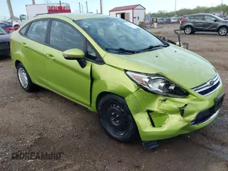 2013 Ford Fiesta SE z VIN 3FADP4BJ9DM184289, wystawiony jako IAAI lot #42110578 z przebiegiem 166 764 mil mil oraz . Historia ofert i sprzedaży dostępna na DreamBid. Obrazek 1.