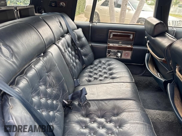 1988 Cadillac Brougham z VIN 1G6DW51Y1J9710932, wystawiony jako Copart lot #82010974 z przebiegiem 72 122 mil mil oraz Czysty tytuł • Clean title. Historia ofert i sprzedaży dostępna na DreamBid. Obrazek 6.