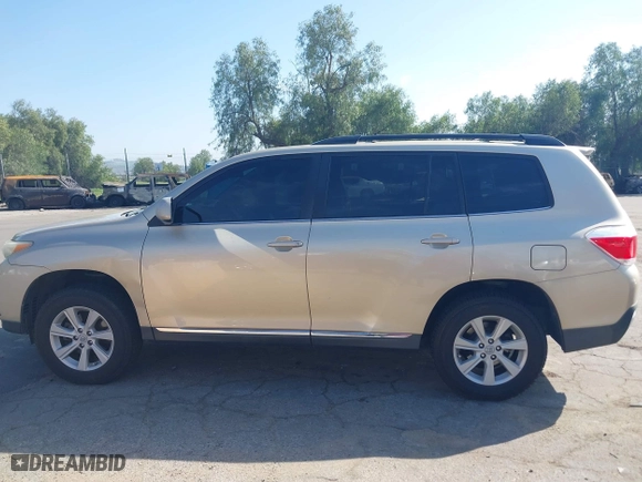 2011 Toyota Highlander with VIN 5TDZK3EH5BS042262, listed as a IAAI auction lot 41868350 with 239,202 mi miles. Bid and sale history available at carsss.com. Image 14.