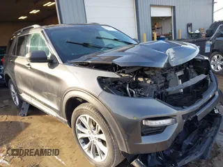 2020 Ford Explorer XLT z VIN 1FMSK8DH3LGC08642, wystawiony jako IAAI lot #41615418 z przebiegiem 50 166 mil mil oraz . Historia ofert i sprzedaży dostępna na DreamBid. Obrazek 1.