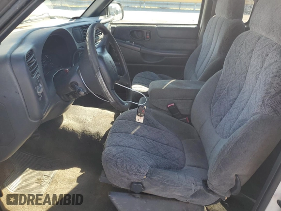 2001 GMC Sonoma SLS 1SG z VIN 1GTCS19W118257613, wystawiony jako Copart lot #46504385 z przebiegiem 217 842 mil mil oraz Szkody całkowita. Historia ofert i sprzedaży dostępna na DreamBid. Obrazek 7.