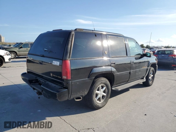 2000 Cadillac Escalade z VIN 1GYEK13R0YR167895, wystawiony jako Copart lot #82586443 z przebiegiem 267 099 mil mil oraz Szkoda całkowita • Salvage title. Historia ofert i sprzedaży dostępna na DreamBid. Obrazek 3.