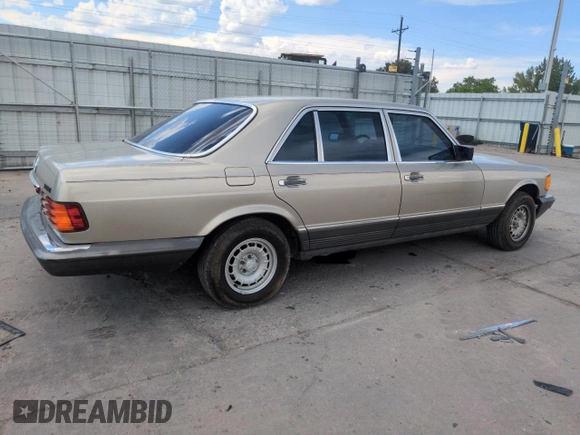 1985 Mercedes-Benz 500 SEL z VIN WDBCA37D4FA159349, wystawiony jako Copart lot #56601725 z przebiegiem 168 327 mil mil oraz Czysty tytuł • Clean title. Historia ofert i sprzedaży dostępna na DreamBid. Obrazek 3.
