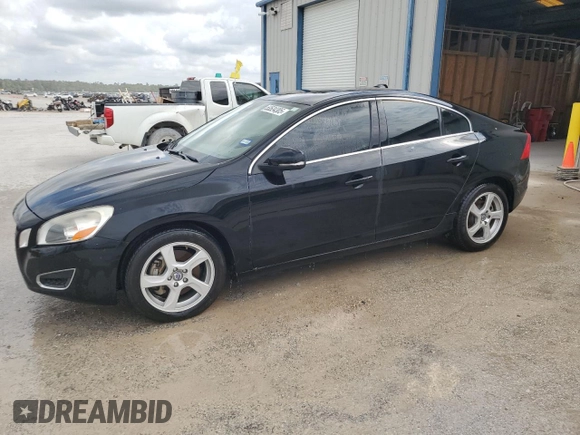 2013 Volvo S60 T5 Premier z VIN YV1612FS1D2207965, wystawiony jako Copart lot #53524305 z przebiegiem 142 117 mil mil oraz Czysty tytuł • Clean title. Historia ofert i sprzedaży dostępna na DreamBid. Obrazek 1.