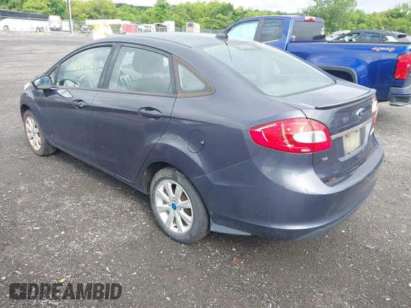 2013 Ford Fiesta SE z VIN 3FADP4BJ3DM142247, wystawiony jako IAAI lot #42337359 z przebiegiem 149 711 mil mil oraz . Historia ofert i sprzedaży dostępna na DreamBid. Obrazek 3.