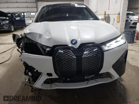 2024 BMW iX xDrive50 with VIN WB523CF05RCP93327, listed as a Copart auction lot 81438924 with 6,872 mi miles and Salvage Title. Bid and sale history available at carsss.com. Image 5.