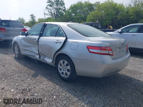 2011 Toyota Camry LE z VIN 4T1BF3EKXBU607307, wystawiony jako IAAI lot #42269501 z przebiegiem 153 051 mil mil oraz . Historia ofert i sprzedaży dostępna na DreamBid. Obrazek 3.