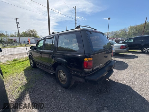1995 Ford Explorer Eddie Bauer z VIN 1FMDU34X3SUB61478, wystawiony jako Copart lot #54438555 z przebiegiem 175 167 mil mil oraz Czysty tytuł • Clean title. Historia ofert i sprzedaży dostępna na DreamBid. Obrazek 3.