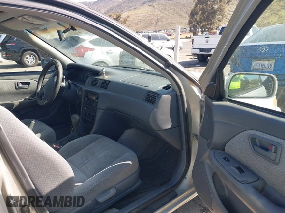 2001 Toyota Camry CE with VIN 4T1BG22K01U852935, listed as a IAAI auction lot 41705868 with 136,861 mi miles. Bid and sale history available at carsss.com. Image 5.