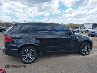 2013 BMW X5 xDrive35i z VIN 5UXZV4C51D0E11079, wystawiony jako IAAI lot #41875305 z przebiegiem 161 861 mil mil oraz . Historia ofert i sprzedaży dostępna na DreamBid. Obrazek 13.