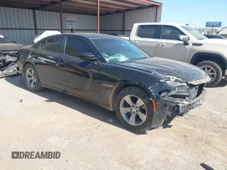 2015 Dodge Charger SXT z VIN 2C3CDXHG5FH928553, wystawiony jako IAAI lot #42279342 z przebiegiem 129 402 mil mil oraz . Historia ofert i sprzedaży dostępna na DreamBid. Obrazek 1.