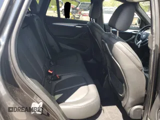 2021 BMW X1 sDrive28i z VIN WBXJG7C00M5T64693, wystawiony jako Copart lot #54013925 z przebiegiem 26 075 mil mil oraz Szkody całkowita. Historia ofert i sprzedaży dostępna na DreamBid. Obrazek 10.