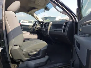 2013 Ram 1500 Express z VIN 3C6JR6AT5DG509659, wystawiony jako IAAI lot #42682018 z przebiegiem 138 816 mil mil oraz . Historia ofert i sprzedaży dostępna na DreamBid. Obrazek 5.