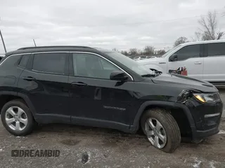 2018 Jeep Compass Latitude with VIN 3C4NJDBB7JT373582, listed as a IAAI auction lot 41728122 with 111,411 mi miles. Bid and sale history available at carsss.com. Image 13.