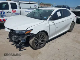 2023 Toyota Camry SE z VIN 4T1G11AK1PU774077, wystawiony jako IAAI lot #41747862 z przebiegiem 63 106 mil mil oraz . Historia ofert i sprzedaży dostępna na DreamBid. Obrazek 2.