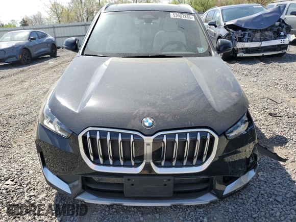 2025 BMW X1 xDrive28i z VIN WBX73EF07S5115682, wystawiony jako Copart lot #53957285 z przebiegiem Nie podano mil oraz Szkoda całkowita • Salvage title. Historia ofert i sprzedaży dostępna na DreamBid. Obrazek 5.