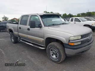 2001 Chevrolet Silverado 1500HD LS z VIN 1GCGK13U01F145194, wystawiony jako IAAI lot #42341840 z przebiegiem 256 501 mil mil oraz . Historia ofert i sprzedaży dostępna na DreamBid. Obrazek 1.
