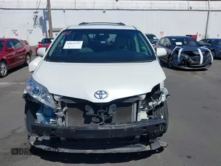 2017 Toyota Sienna XLE z VIN 5TDDZ3DC5HS162857, wystawiony jako IAAI lot #42054307 z przebiegiem 85 451 mil mil oraz . Historia ofert i sprzedaży dostępna na DreamBid. Obrazek 13.