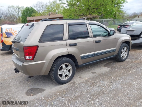 2005 Jeep Grand Cherokee Laredo with VIN 1J4GR48K35C510327, listed as a IAAI auction lot 42026081 with 260,377 mi miles. Bid and sale history available at carsss.com. Image 4.