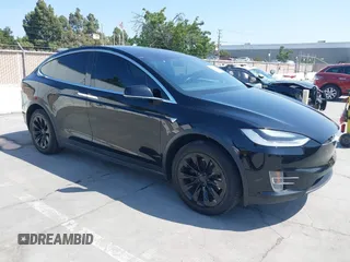 2017 Tesla Model X 90D z VIN 5YJXCBE23HF027198, wystawiony jako IAAI lot #42439451 z przebiegiem 111 122 mil mil oraz . Historia ofert i sprzedaży dostępna na DreamBid. Obrazek 1.