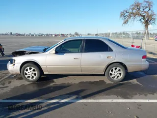 1999 Toyota Camry LE z VIN 4T1BF28K3XU931485, wystawiony jako IAAI lot #41413709 z przebiegiem 148 621 mil mil oraz . Historia ofert i sprzedaży dostępna na DreamBid. Obrazek 14.