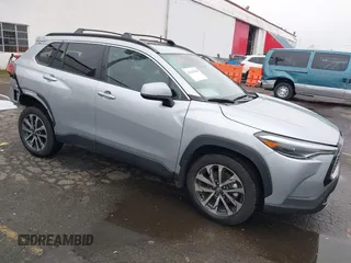 2023 Toyota Corolla Cross XLE z VIN 7MUDAABG0PV077852, wystawiony jako IAAI lot #41313640 z przebiegiem 23 201 mil mil oraz . Historia ofert i sprzedaży dostępna na DreamBid. Obrazek 1.