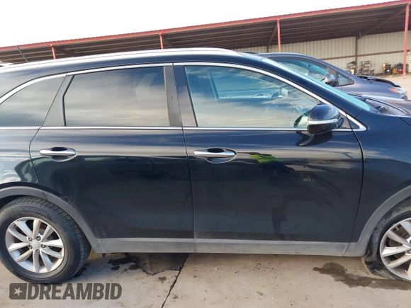 2017 Kia Sorento LX z VIN 5XYPG4A53HG199627, wystawiony jako IAAI lot #41199694 z przebiegiem 90 155 mil mil oraz . Historia ofert i sprzedaży dostępna na DreamBid. Obrazek 14.