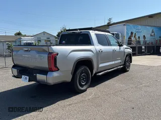 2024 Toyota Tundra Limited z VIN 5TFJA5DB5RX167288, wystawiony jako Copart lot #60570325 z przebiegiem 3 887 mil mil oraz Szkoda całkowita • Salvage title. Historia ofert i sprzedaży dostępna na DreamBid. Obrazek 4.